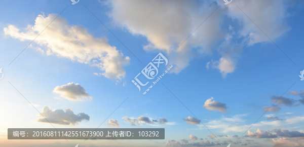 天空上的暖色云朵