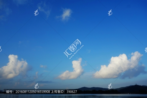 藍(lán)天白云下的遠(yuǎn)山剪影