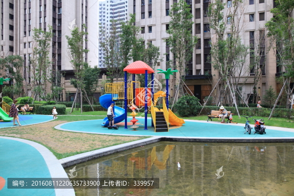 小區(qū)游樂設施