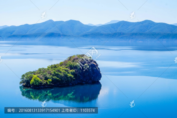碧藍(lán)瀘沽湖