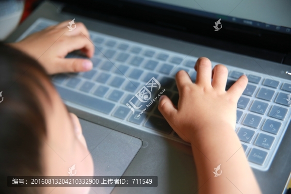 兒童手,鍵盤,兒童玩電腦