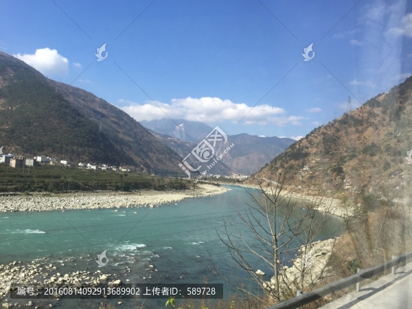 大渡河畔的小村