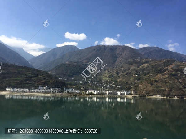 大渡河畔的小村