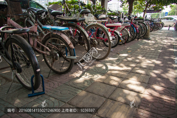 停放的自行車
