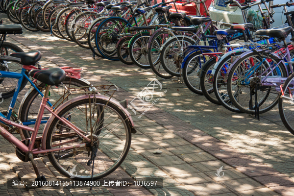 停放的自行車