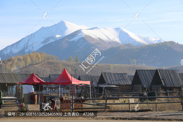新疆禾木村農(nóng)舍雪山