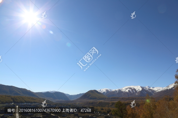 新疆禾木村農(nóng)舍雪山