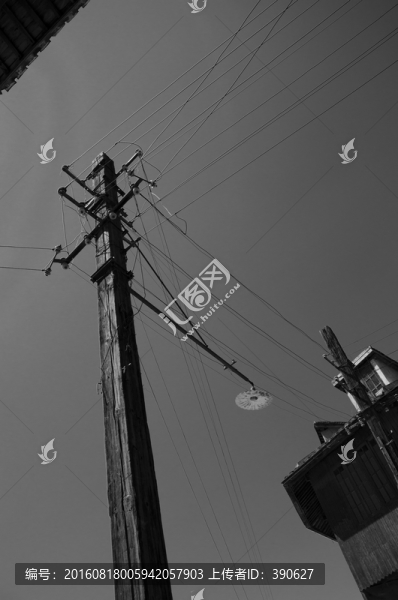 老式實(shí)木電線桿