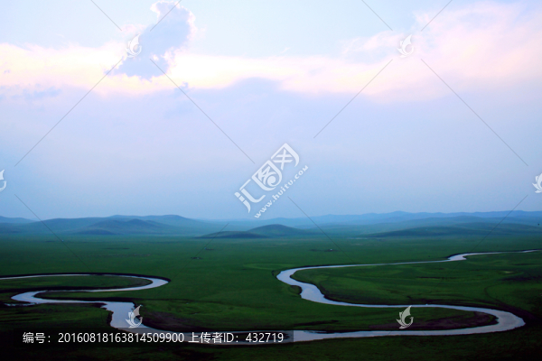 夏季傍晚草原河流