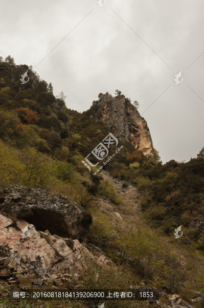 陰天下的高山