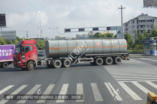 轉(zhuǎn)彎的油罐車