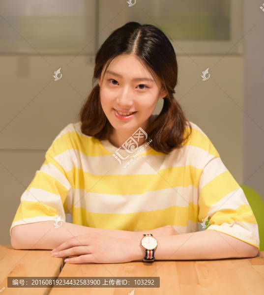 桌前坐著的女孩