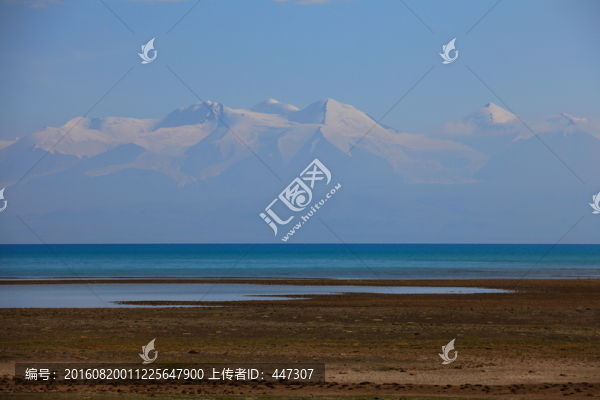雪山湖泊