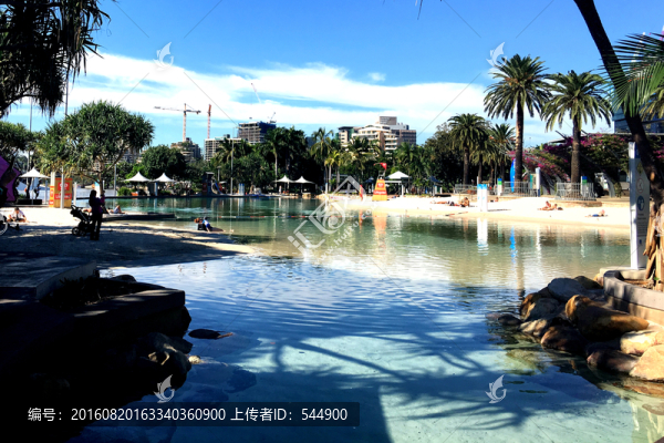 國(guó)外夏日游泳池