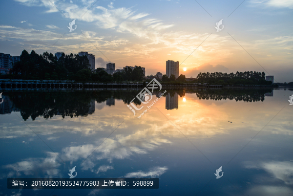 河岸日出倒影