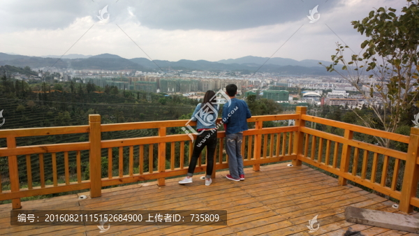 一男一女的背影