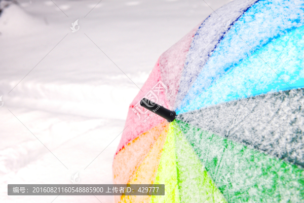 雪地里的傘