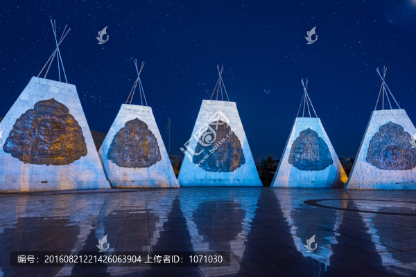 星空下的廣場(chǎng)浮雕