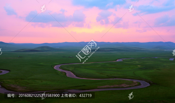 夏季傍晚草原河流
