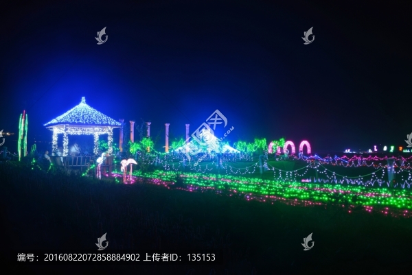 夜色中的燈光藝術展