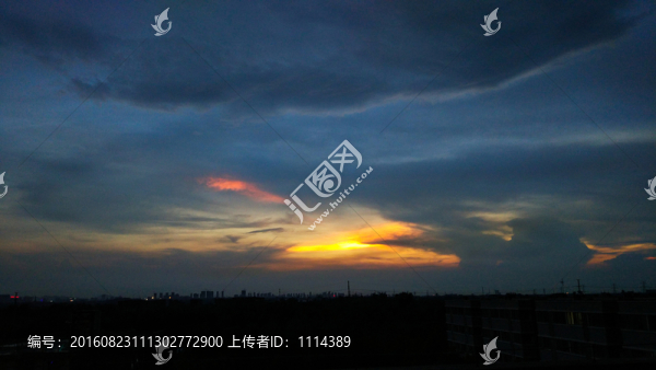 夕陽(yáng)裂云
