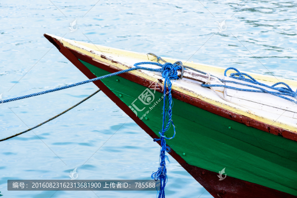 海上的船