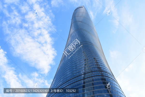仰拍的上海中心大廈