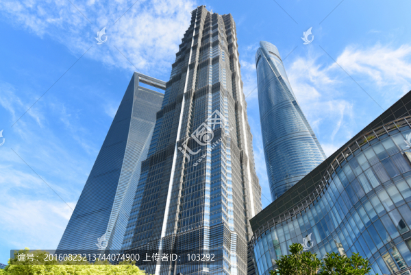仰拍的陸家嘴三大建筑