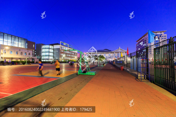 北京大學夜景五四運動場一角