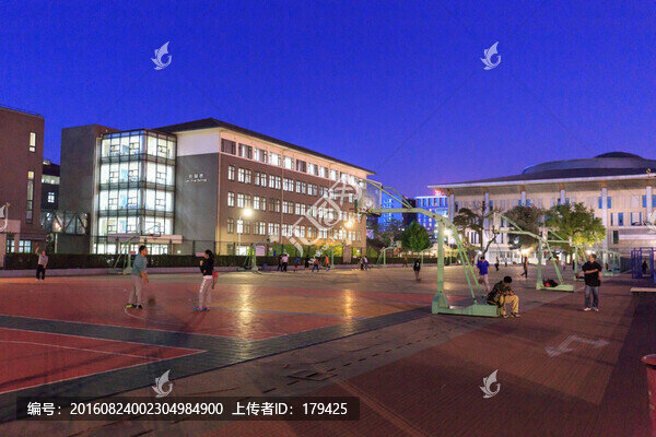 北京大學(xué)夜景五四運(yùn)動場一角