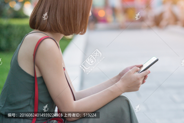 正在使用手機的女孩