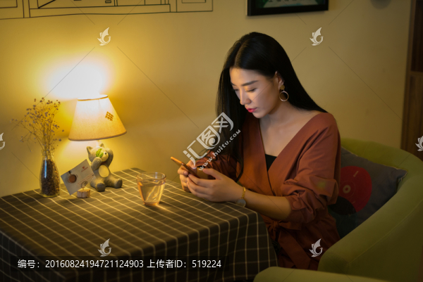 正在使用手機(jī)的美女