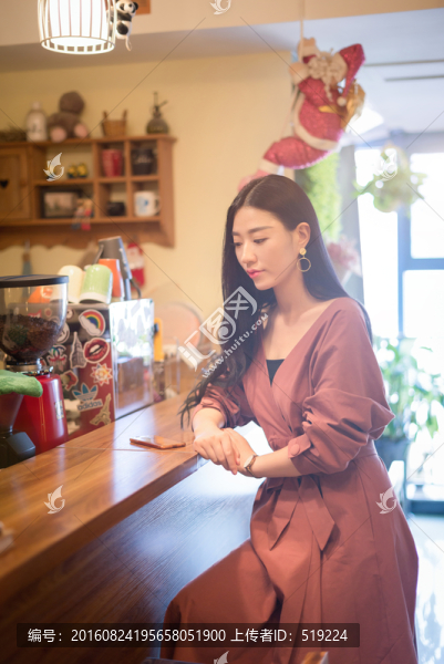 咖啡屋里的美女