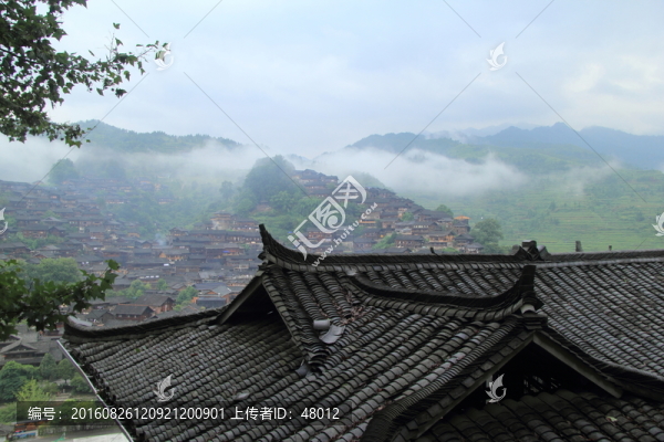 苗寨瓦房屋頂