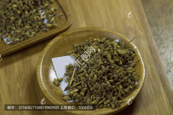 木板上的中藥愧花