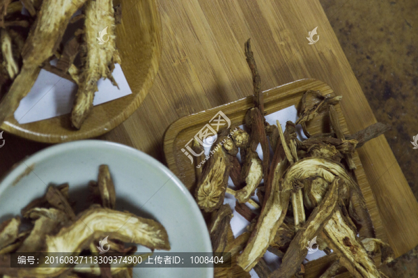 桌面上的中藥丹參