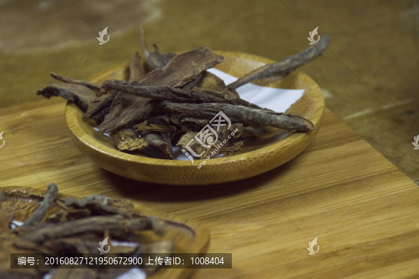 木板上的中藥地榆