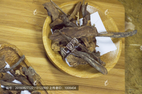 桌面上的地榆中藥