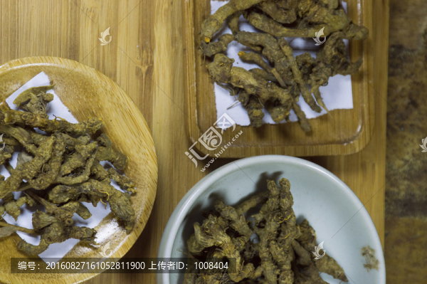 桌子上的黃琴