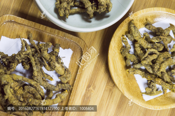 桌子上的中藥黃琴