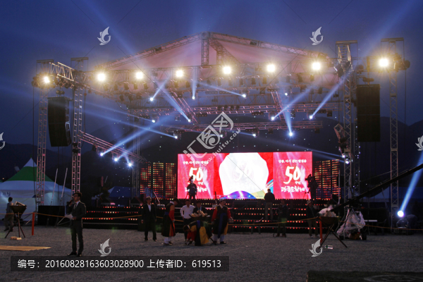 戶外演出現(xiàn)場(chǎng)