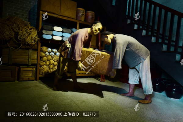 古代搬運工人塑像