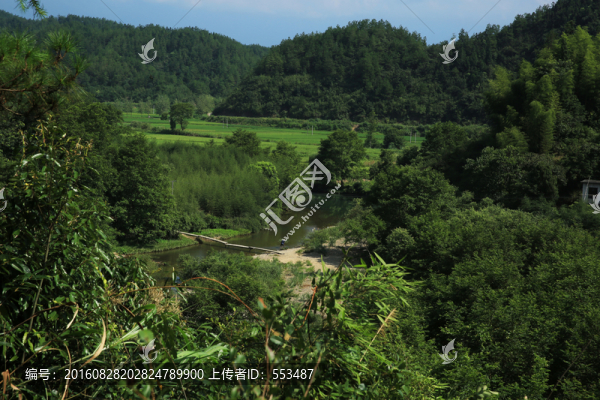 遙遠(yuǎn)的小山村