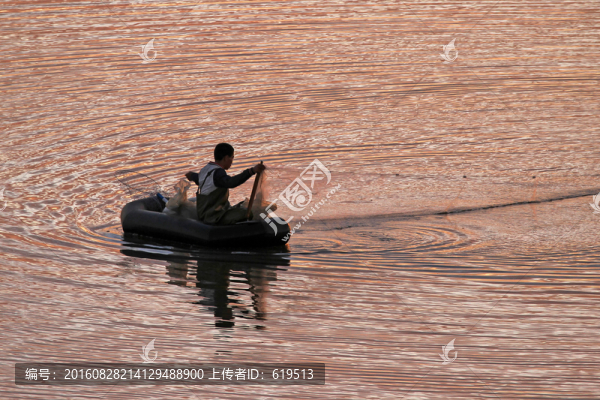 落日余暉中的漁民