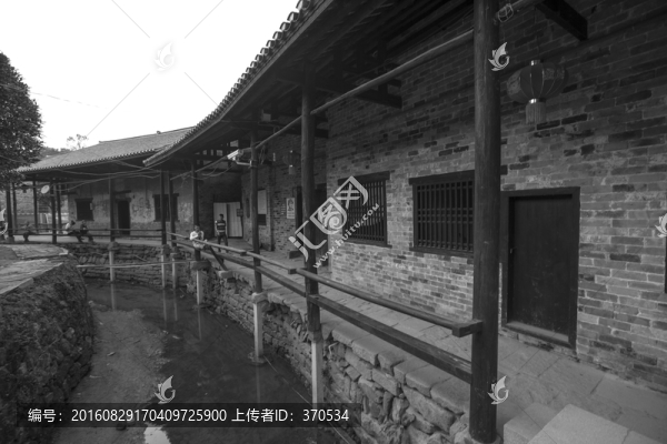 張谷英村