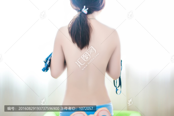 美女露背人像
