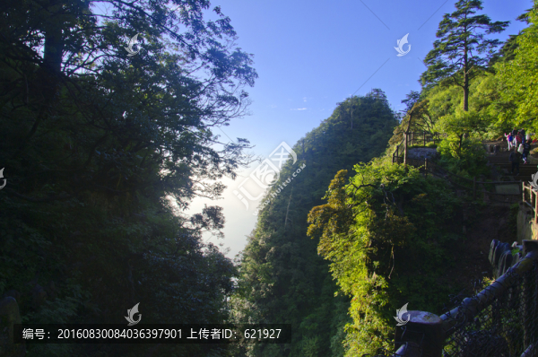 清晨峨眉