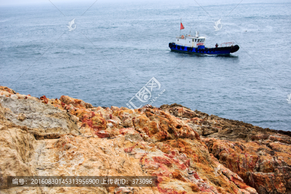 海上行駛的漁輪