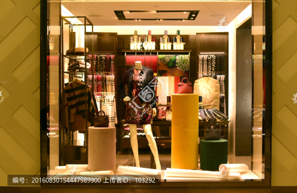 時尚女裝店櫥窗