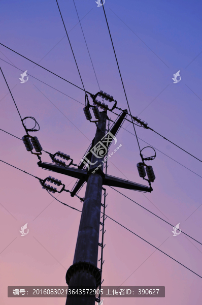 夕陽(yáng)下的電線桿